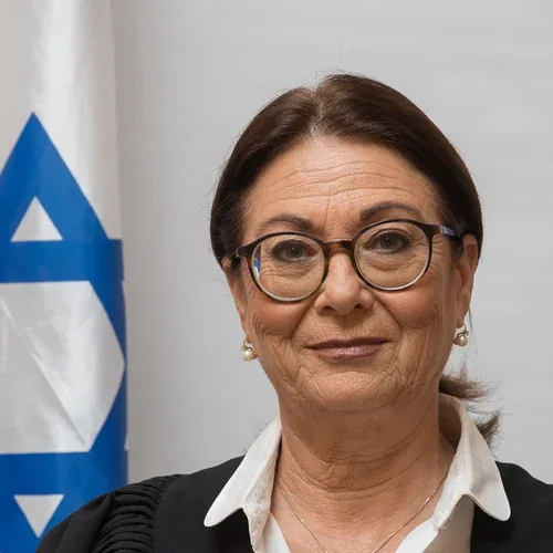 Esther Hayut